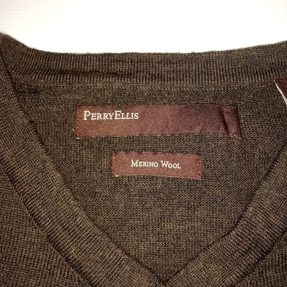Perry Ellis Merino Wool v neck sweater - Picture 2 of 5